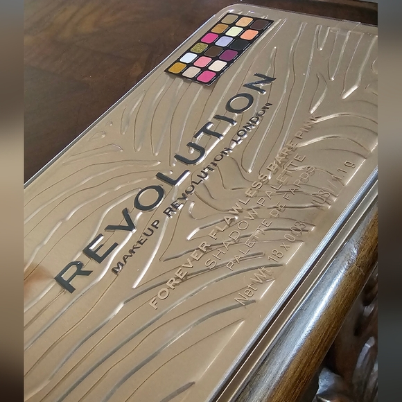 Revolution Forever Flawless Shadow Pallette in Bare Pink New Sealed in package - Picture 5 of 7